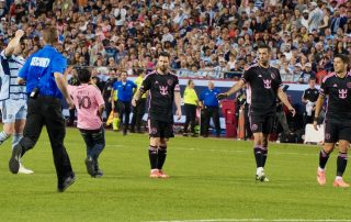 Niño es protegido por los amigos de Messi.