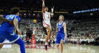 #15/16 Arkansas Suffers First Home Loss. Arkansas pierde su primer juego en casa.