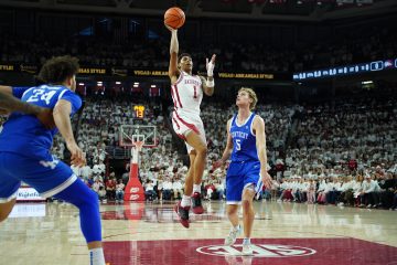 #15/16 Arkansas Suffers First Home Loss. Arkansas pierde su primer juego en casa.